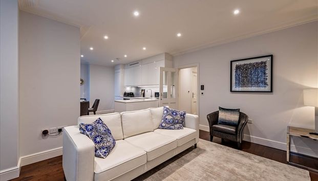 Three Bedroom | Three Bathroom | Ground Floor Apartment To Let | Hemlet Gardens | Chiswick | W6 - Photo 1