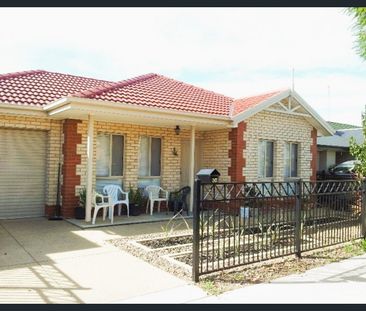 STYLISH & SPACIOUS FAMILY LIVING WITH ENTERTAINING APPEAL! - Photo 1