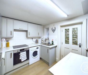 The Avenue, Harewood, Leeds LS17 - Photo 2