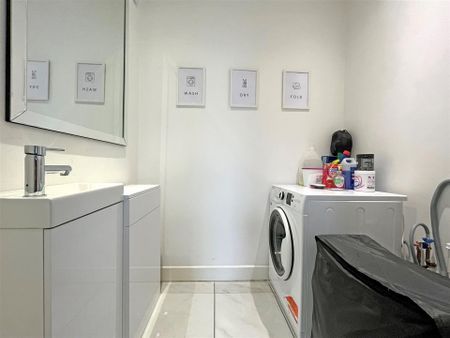 3 bedroom Semi-detached house to rent - Photo 3