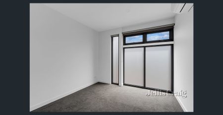 Modern, Stylish & Centrally Positioned Townhouse in Bentleigh East - Photo 5