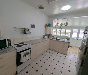 Pet-friendly Queenslander with character - Photo 5