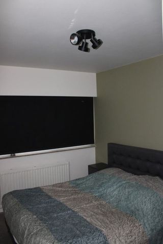 Te huur: gerenoveerd appartement op bovenste verdieping nabij centrum Genk - Photo 3