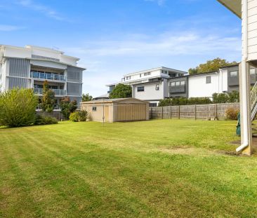 Spacious Queenslander with Sleepouts, Huge Shed & Prime Location - Photo 6