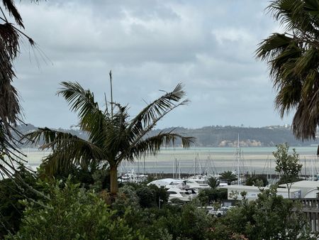 Stunning Family House At Clearwater Cove - Photo 5