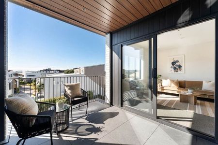 Stylish Waterfront Apartment with Unbeatable Views - Photo 4