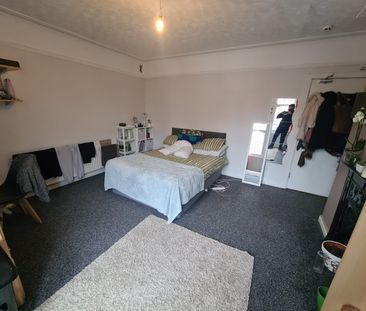 5 Bed - 20 Grove Gardens, Headingley, Leeds - LS6 4EG - Student - Photo 3