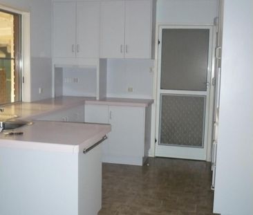 Large brick family home - close to shopping complex and University - Photo 2