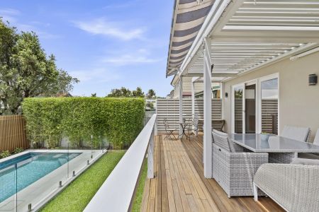 LUXURIOUS FAMILY HOME IN CONVENIENT LOCALE - Photo 3
