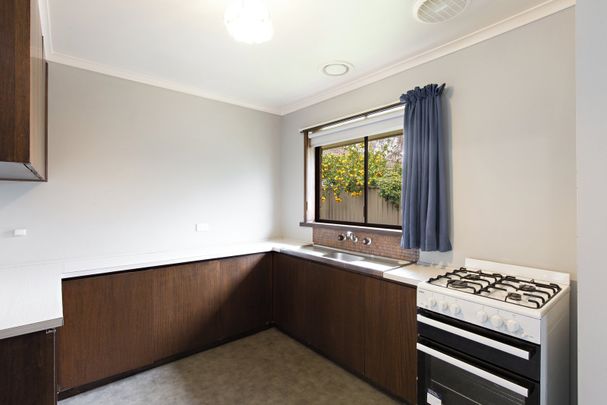 1 BEDROOM FLAT IN QUIET COMPLEX OF 6 - Photo 1