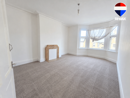 3 bedroom flat to rent - Photo 2