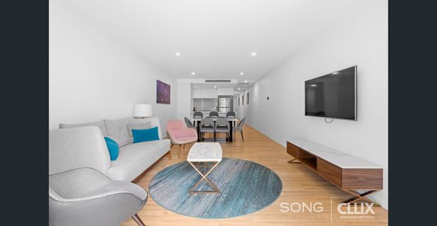 Luxurious 3-Bedroom, 3-Bathroom Villa in the Heart of Surfers Paradise, Gold Coast - Photo 1