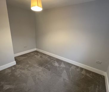 Lily Close - Photo 3