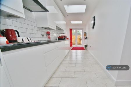 5 bedroom bungalow to rent - Photo 3