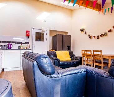 Large open-plan living room with contemporary kitchen - Photo 6