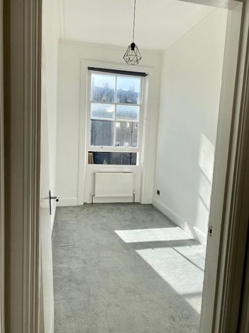 Pleasantly Decorated Two Bedroom Flat To Rent in Hove - Photo 2