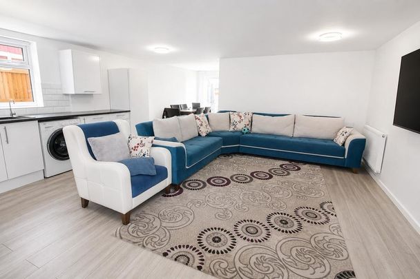 3 bedroom flat to rent - Photo 1