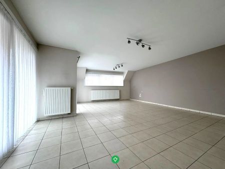 Appartement met 2 slaapkamers, terras en garage te centrum Roeselare - Photo 2