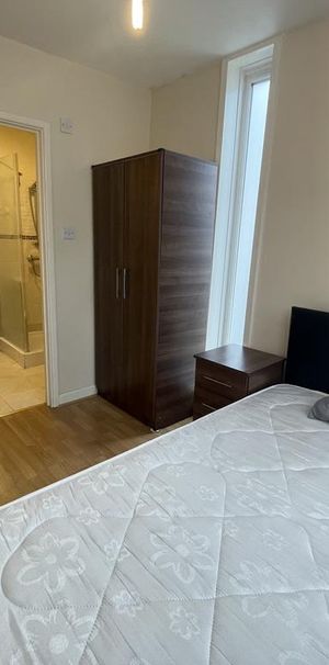 1 bedroom in a house share to rent - Photo 1