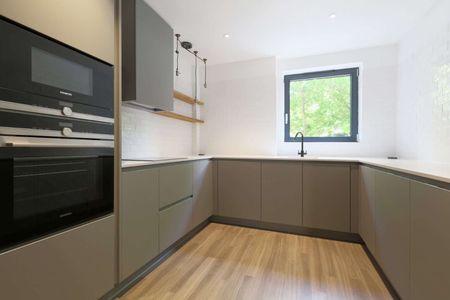 Substantial three bedroom duplex apartment with private outside space. - Photo 3