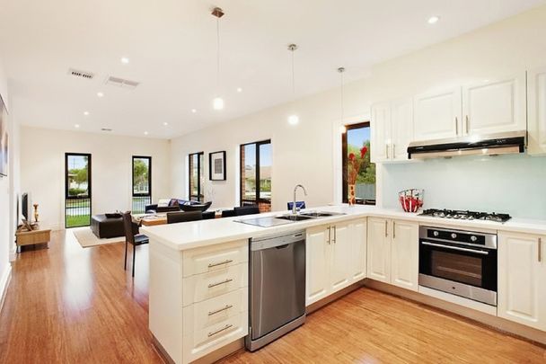 Modern design - McKinnon School Zone! - Photo 1