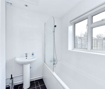 A spacious three bedroom end of terrace cottage, located in Cookham... - Photo 6