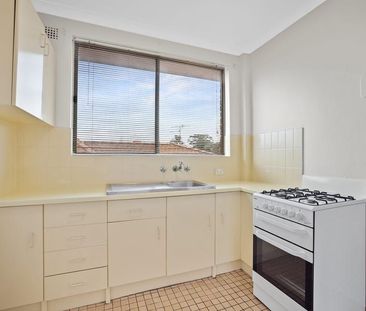 Conveniently Located, Bright And Spacious Two Bedroom Apartment Wit... - Photo 2