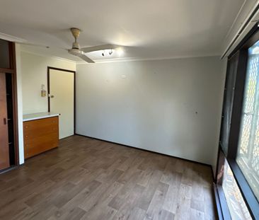 AMPLE PARKING ON ACACIA - Well Maintained 3x1 - Photo 5