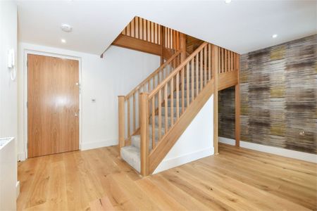 2 Bedroom - Maritime Walk, Ocean Village - Photo 2