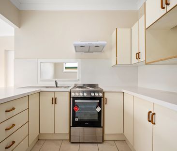 RENOVATED LARGE 4 BEDROOM FAMILY HOME - Photo 5