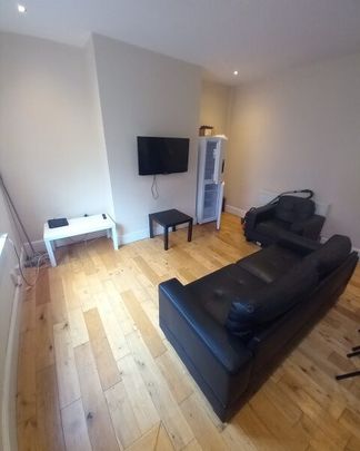 4 Pennington Grove, Woodhouse, Leeds, LS6 2JL - Photo 1