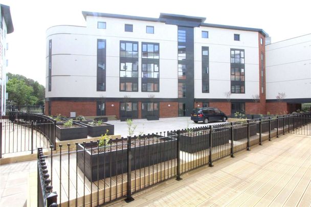 Fully Furnished Two Double Bedroom Apartment with an Allocated PARKING Space located on the First Floor of the stunning Quadrant development. - Photo 1