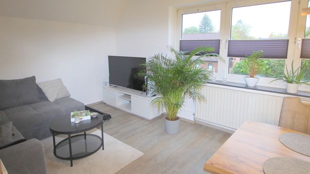 Attraktive 3-Zimmer-Obergeschosswohnung in einem Zweifamilienhaus auf eingegrüntem Grundstück - Photo 1