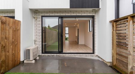 Modern 2 bed 2 bath ensuite with parking - Photo 3