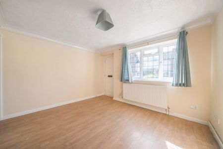 Woodfield Close, Tangmere, Chichester, West Sussex, PO20 - Photo 2