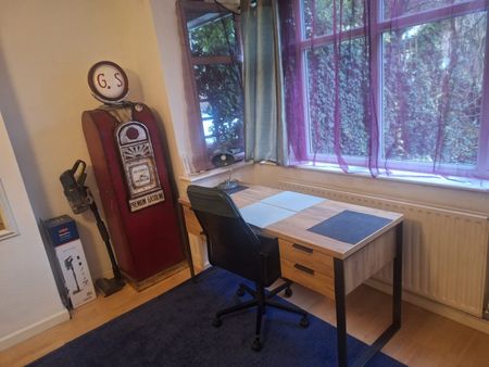 Room in a Shared House, Phipps Bridge Road, SW19 - Photo 5