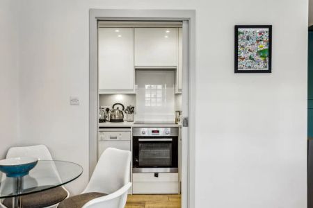 1 bedroom flat in Bayswater - Photo 2