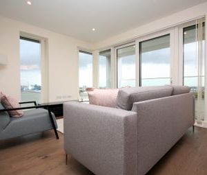 2 Bedrooms Flat to rent in Duke Of Wellington Avenue, London SE18 | £ 380 - Photo 1