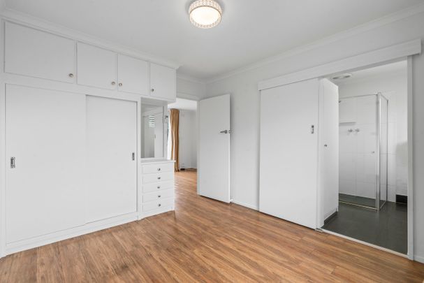 Stylish 1-Bedroom Apartment in the Heart of Essendon - Photo 1