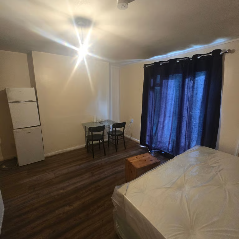 1 bedroom in a flat share to rent - Photo 1