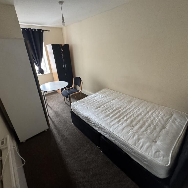 1 bedroom in a flat share to rent - Photo 1