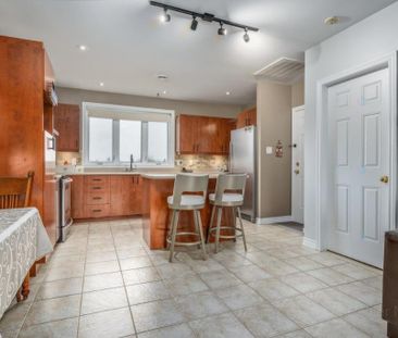 4 ½ semi-meublé au dernier étage - Top-Floor Semi-Furnished 2-Bedro... - Photo 1