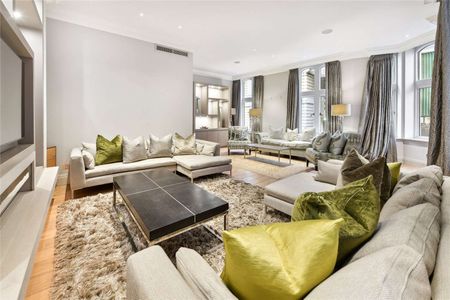 Exceptional 4/5 bedroom family home of over 3,000 sq ft. Beautifully refurbished, immaculately presented and enviably located amongst London's most iconic landmarks. - Photo 2