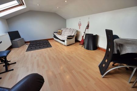 3 bedroom Flat in Flat C, Leeds - Photo 3