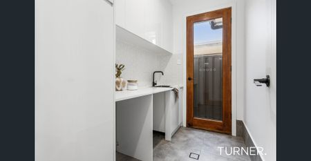 Contemporary Comfort and Exceptional Indoor-Outdoor Living - Photo 2