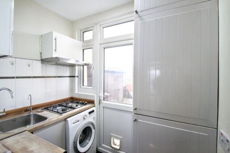 4 bedroom semi-detached house to rent - Photo 3