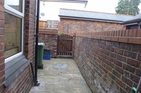 2 bedroom terraced house to rent - Photo 4