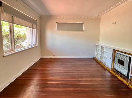 Spacious 3-Bedroom Home - Freshly Painted & Newly Polished Wooden Floorboards - Photo 2
