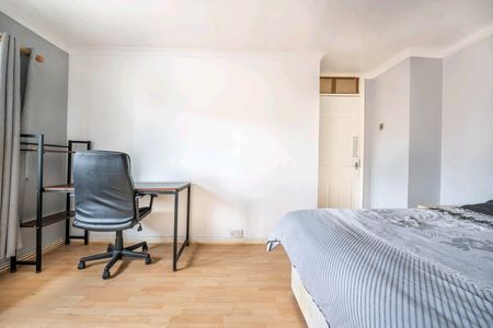 Studio Flat, Dee St, E14 - Photo 3