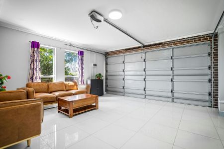 Spacious Modern Townhouse – Walk to Doonside Station - Photo 4